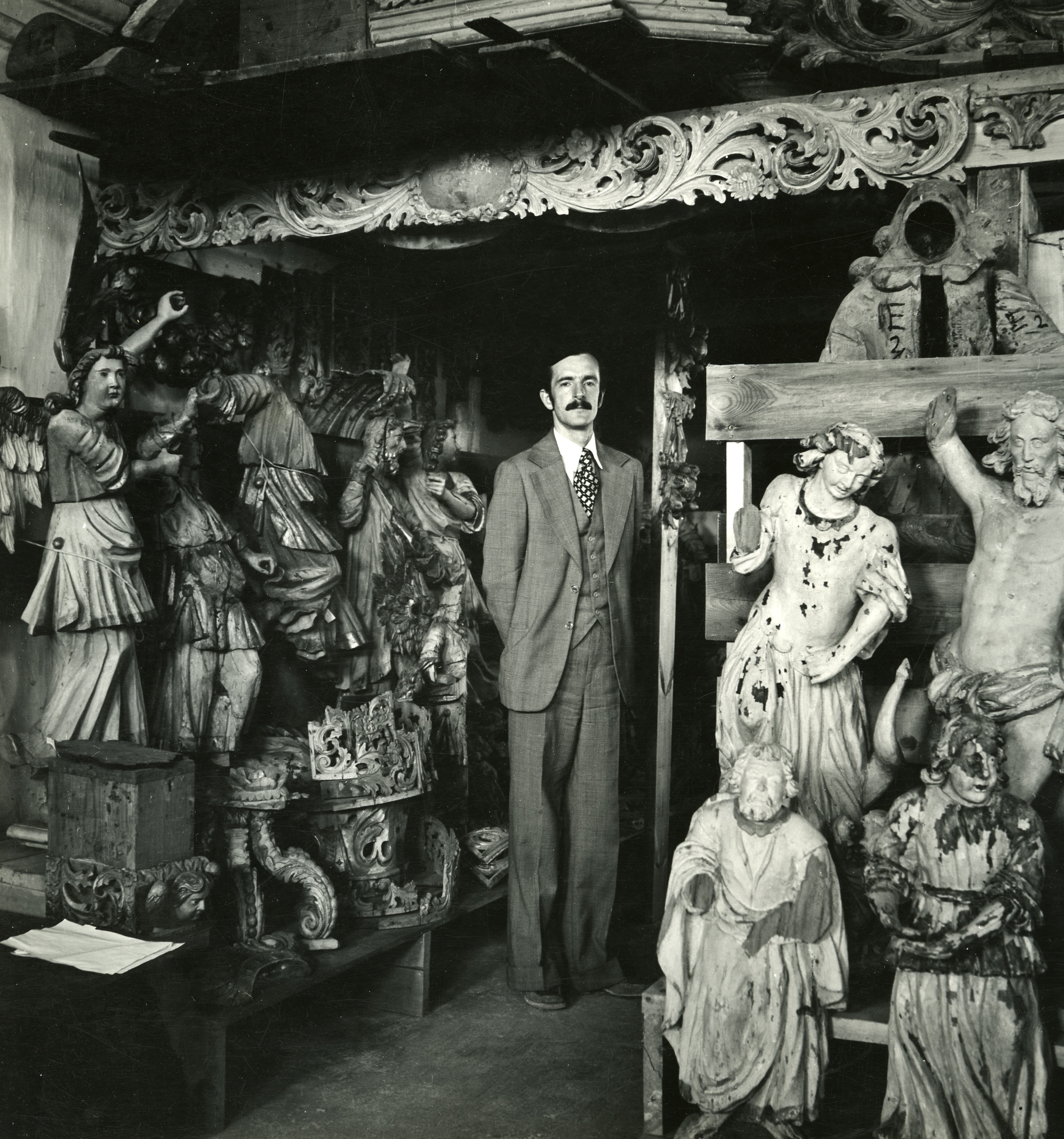 1975 L starp baznicu skulpturam 1975.jpg