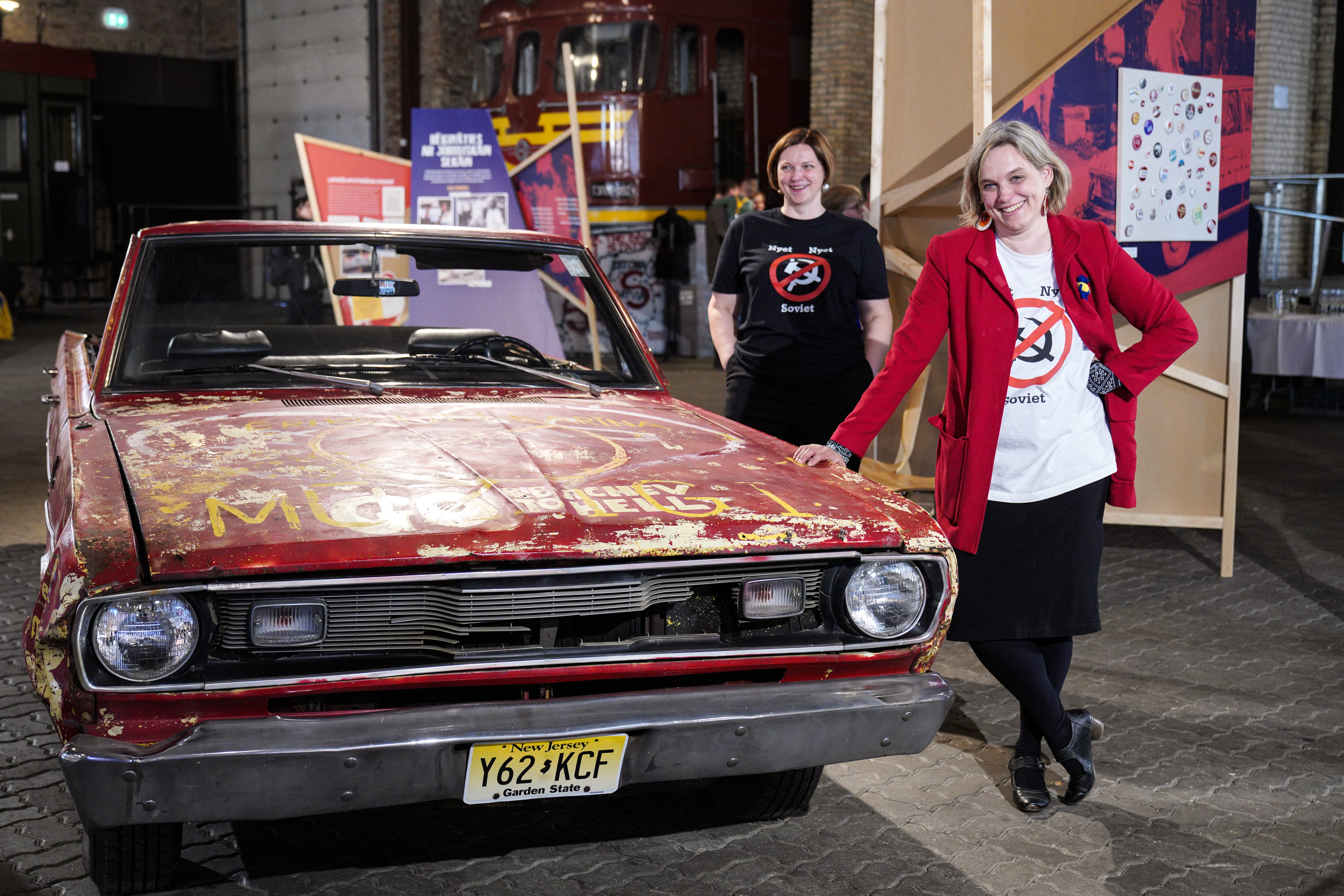 ar kolegi Ievu Vitolu Nyet Nyet Soviet izstades atklasana 2022.jpg ar kolegi Ievu Vitolu Nyet Nyet Soviet izstades atklasana 2022.jpg