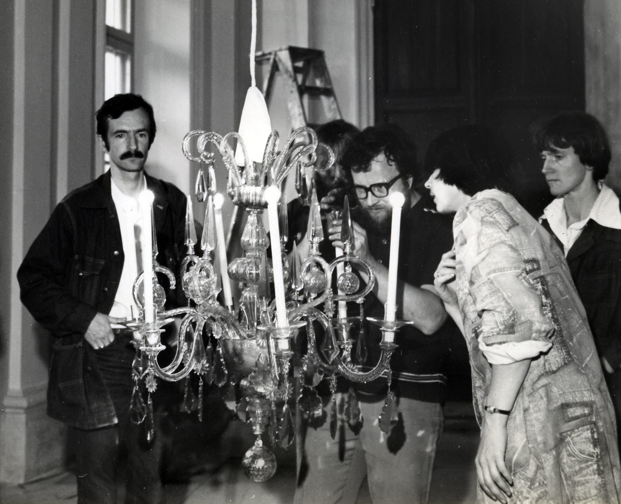 Lustras uzstadisana Mazaja galerija 1981.jpg